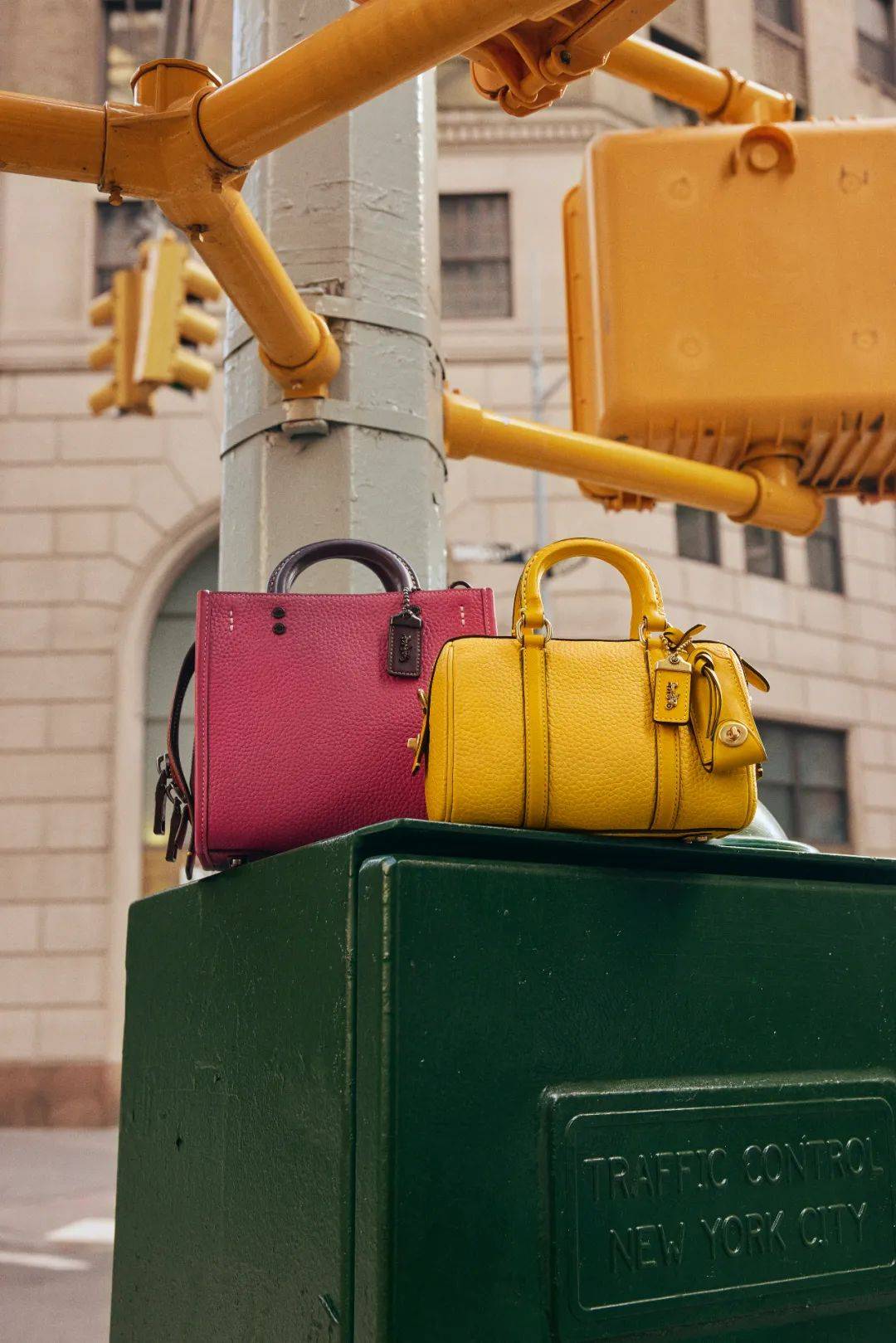 coach发布2023情人节系列广告大片并推出甄选单品