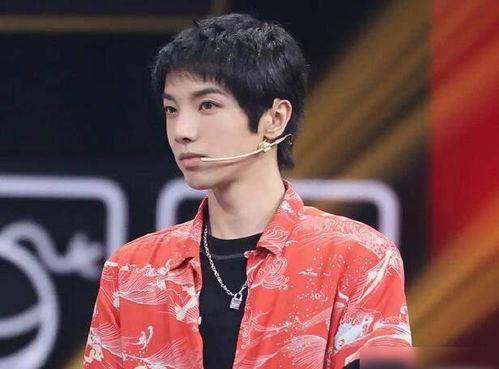 在照片中,华晨宇穿着白色休闲服,戴着一顶棕色渔夫帽.