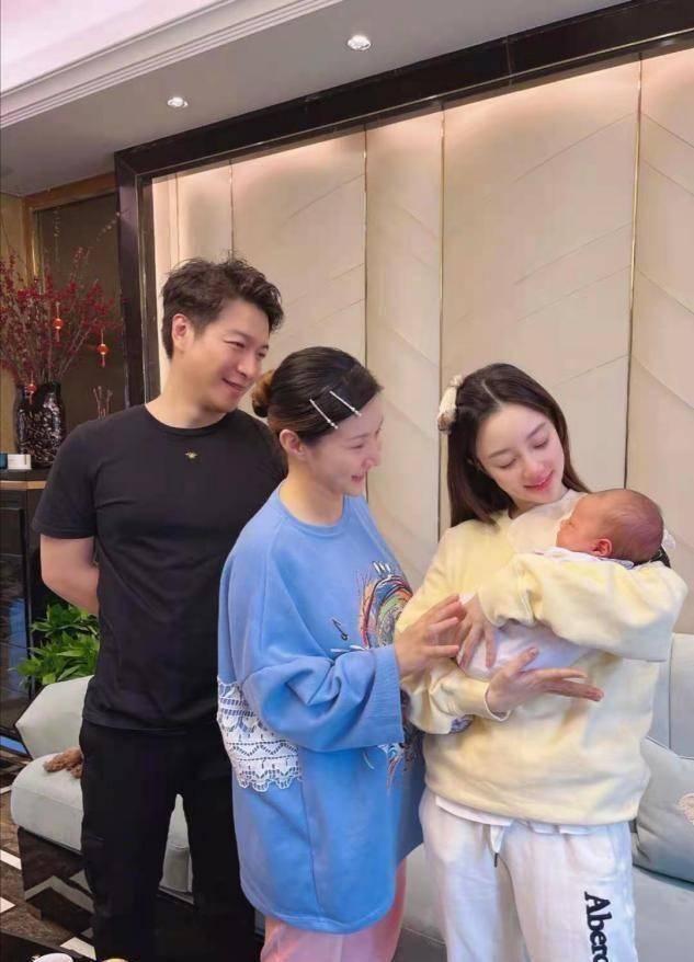 李小璐晒抱娃照,打扮温婉脸部变圆润,绯闻男友露面乌龙一场_气质_风格