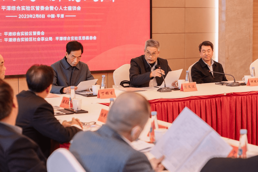 实验区慈善总会会长陈文波向与会人员通报了总会成立以来的工作情况.