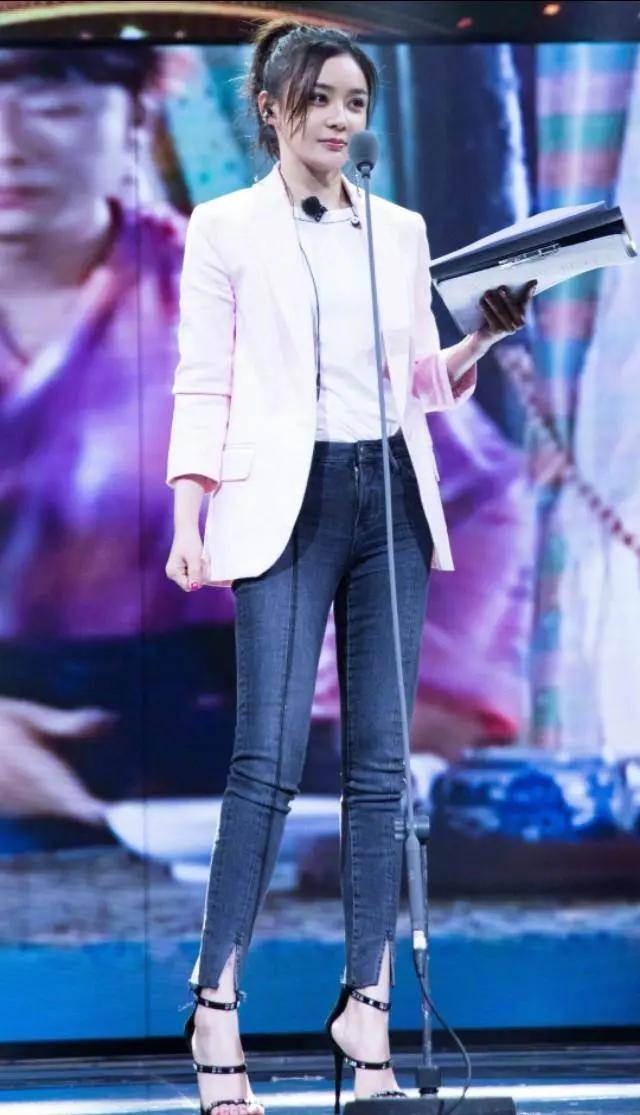 袁姗姗长相漂亮,被老师劝做演员,张戈追过袁姗姗,目前都单身_杨幂