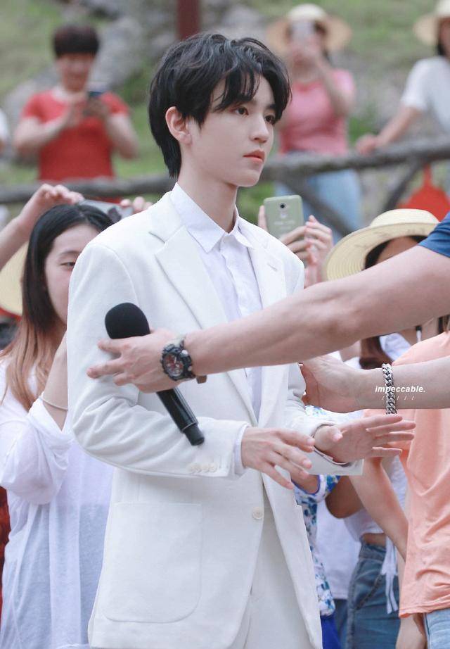 王俊凯慰问演出生图精修图!