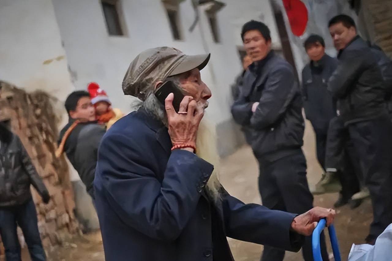 89岁大爷李继胜:当"裸模"20年,与24岁女孩同住,8子女嫌丢人_工作_姑娘