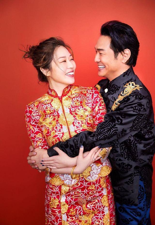 新浪娱乐讯16日,杜德伟晒与妻子中式婚纱大片,并纪念二人结婚十周年.