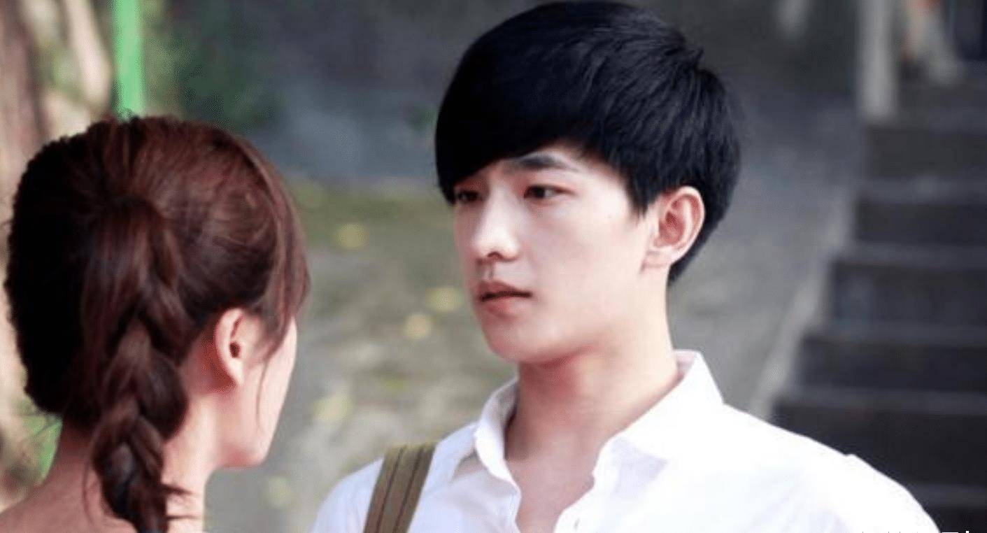 《左耳》等得知被欺骗了感情,许弋不应该颓废而是要振作起来_张漾