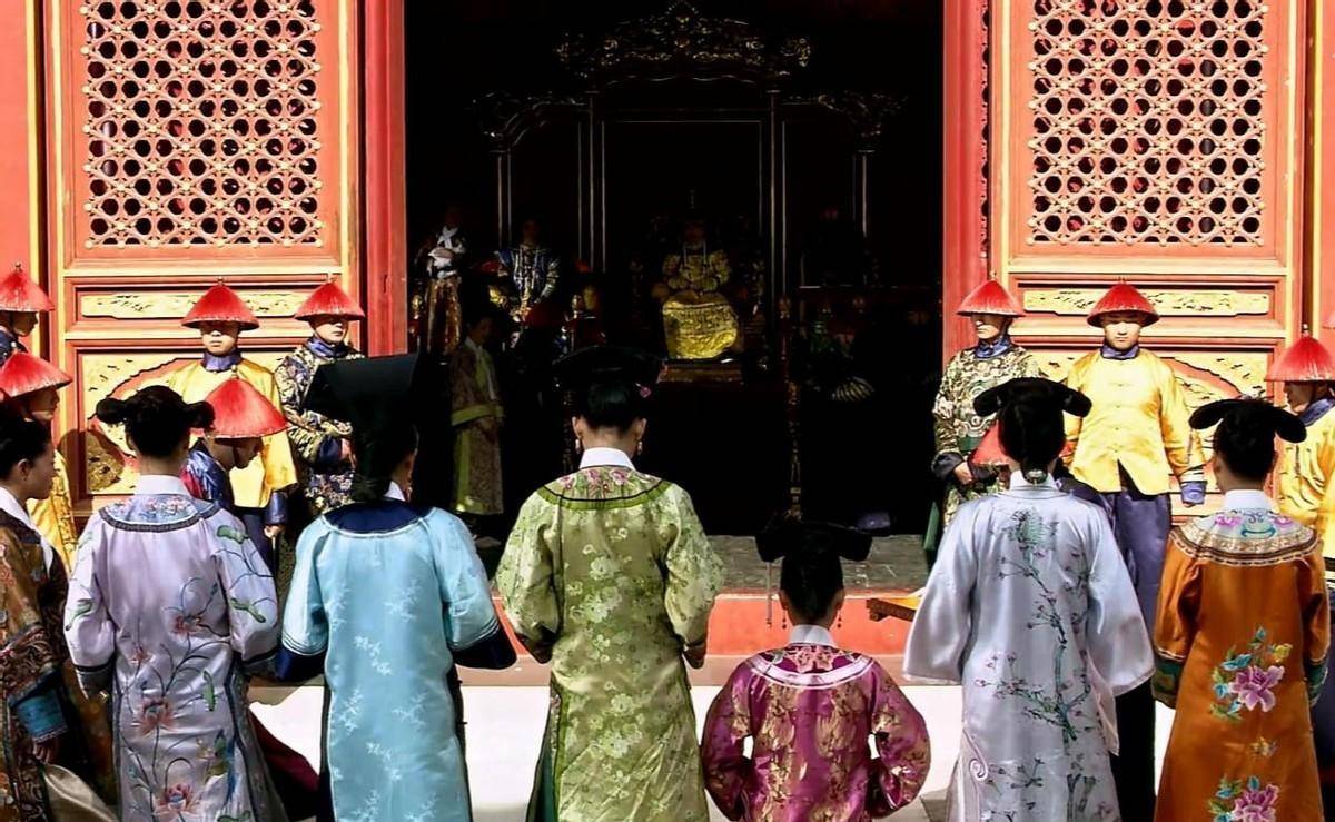 晚清选秀老照片:秀女衣着朴素,长相普通,和电视剧相差太多_皇帝_女子