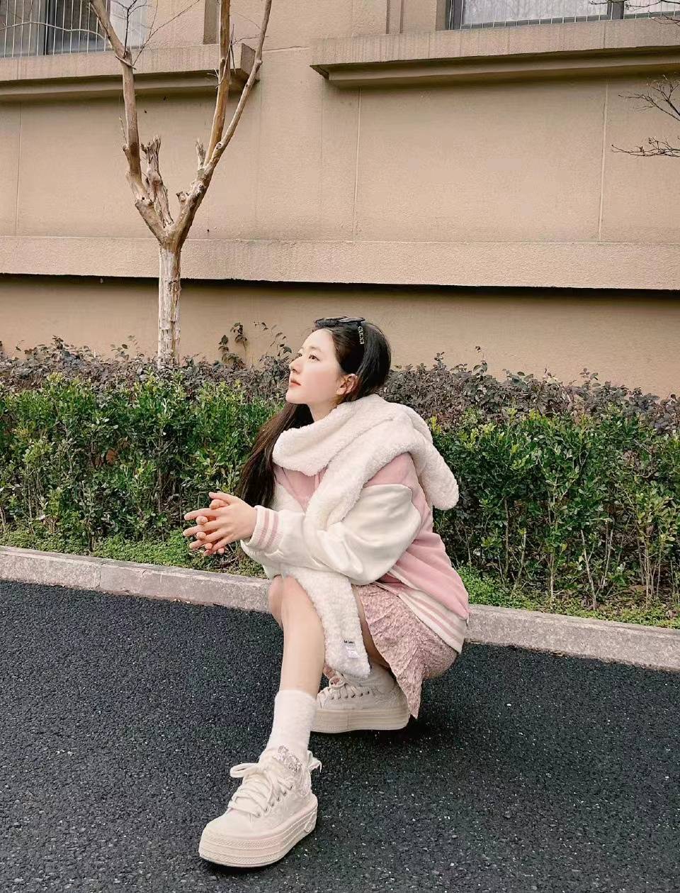 赵露思早春穿粉色棒球服配碎花短裙,学院风穿搭尽显少女心_白色_时尚