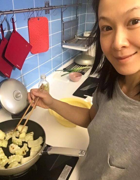 刘若英在家的素颜照,51岁脸不是很显老,就是脖颈纹太明显了!