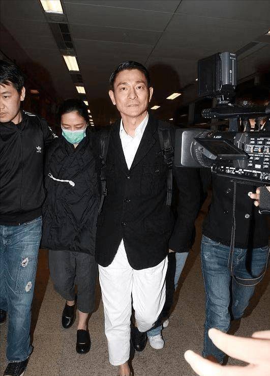 刘德华夫妇罕见合体,老婆棉服配七分裤看不懂,拉裆裤更穿成短腿_西装