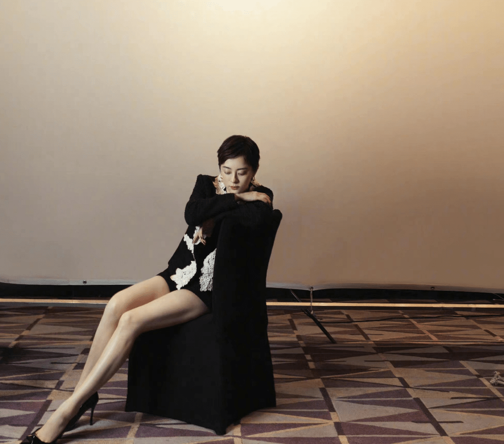 孙俪红毯又翻车!穿短裤秀美腿美貌竟输给谢娜,吸二手烟还被网暴