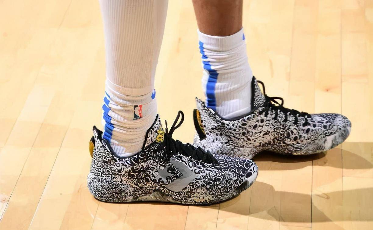 curry flow 9 pequeen lucy harris定制版他的队友鲁尼上脚:anta kt 7