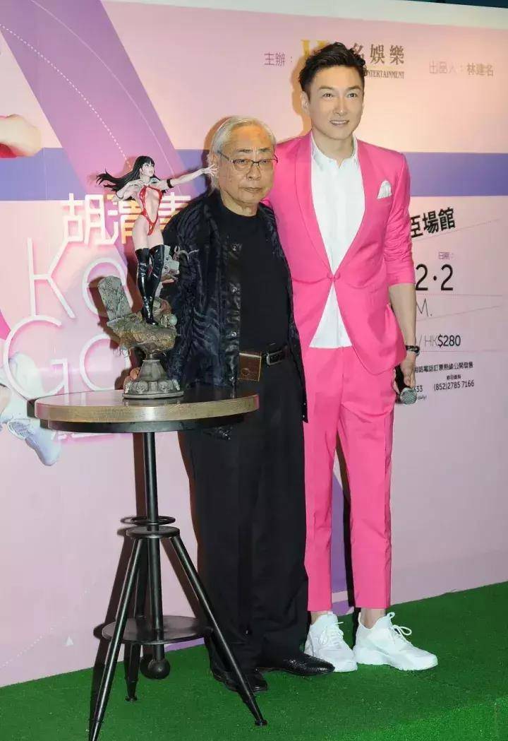 当时梅艳芳冠压群芳,张学友展现了自己避要的魅力,而胡渭康也出现了