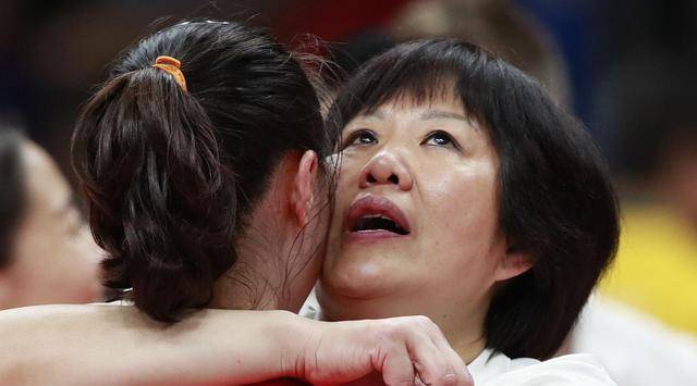 土耳其地震后,16名女排队员遇难,蔡斌和郎平伤心,国内球迷为她们惋惜
