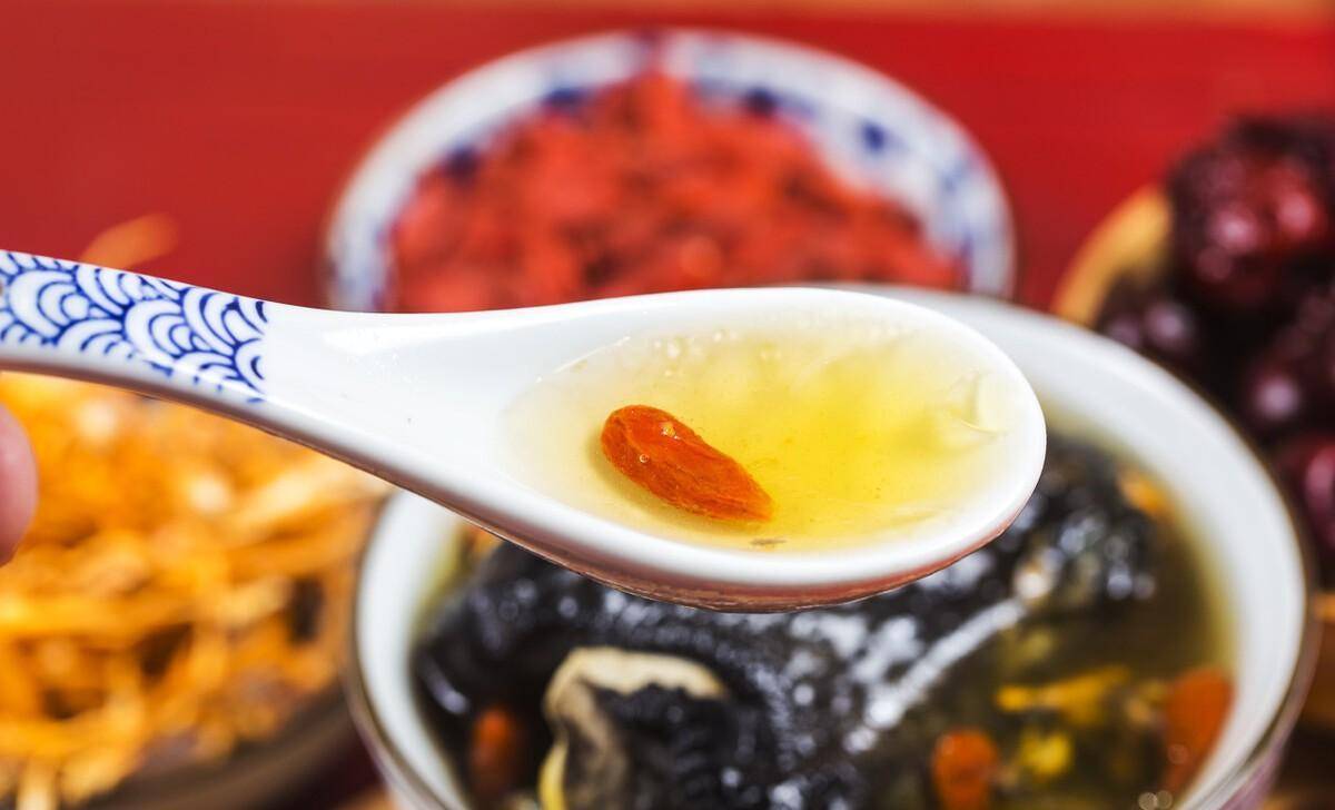 春分后,少不了要用它和红枣枸杞来炖汤喝,汤汁鲜美又营养_清水_乌鸡