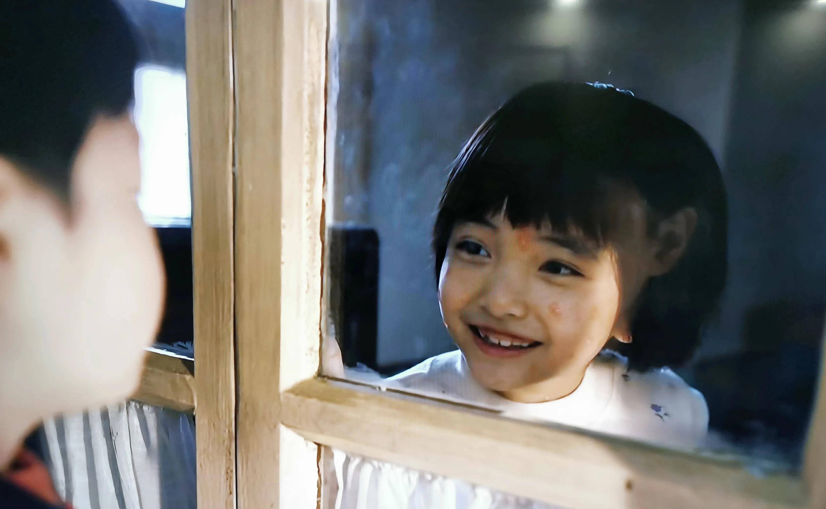 饰演王雪华的小演员叫李洛依.