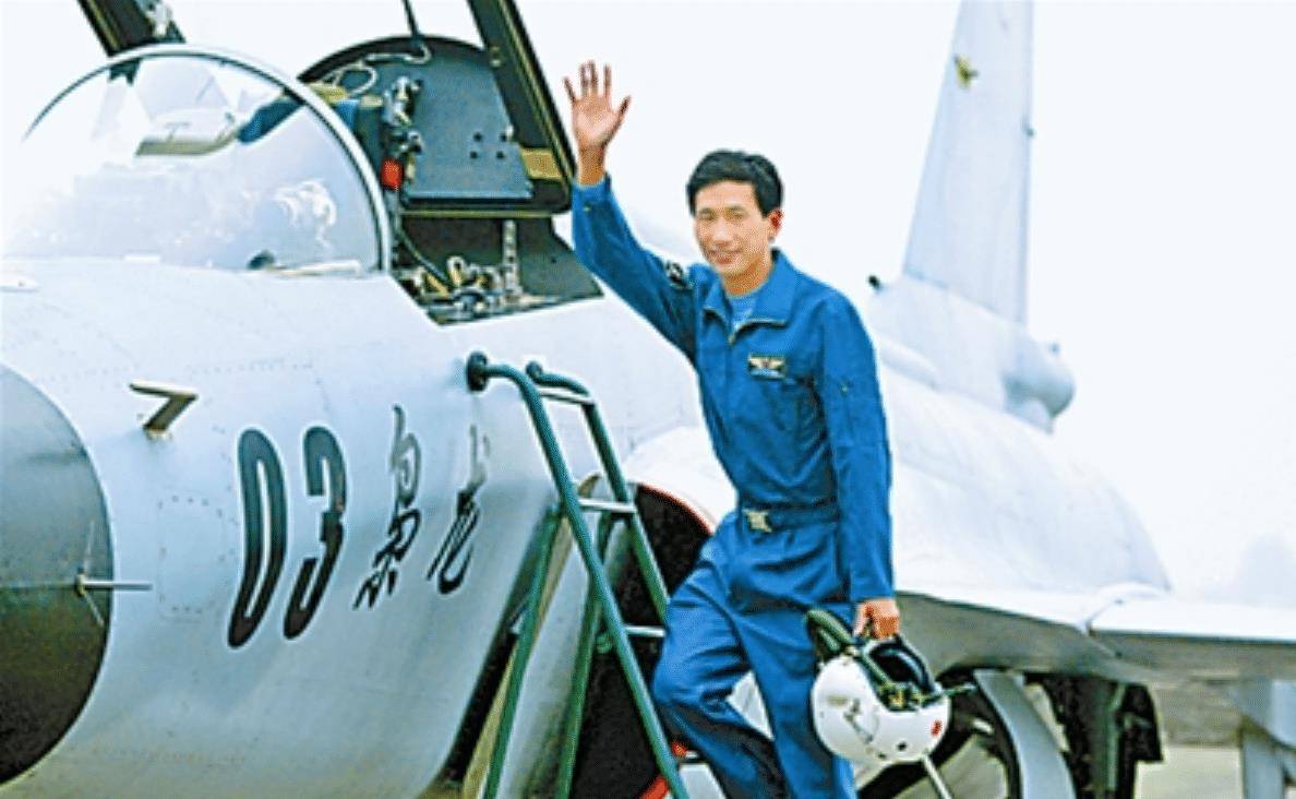 战机漏油高空12000米迫降,飞行员拒绝跳伞,8分钟创造世纪奇迹_梁万俊