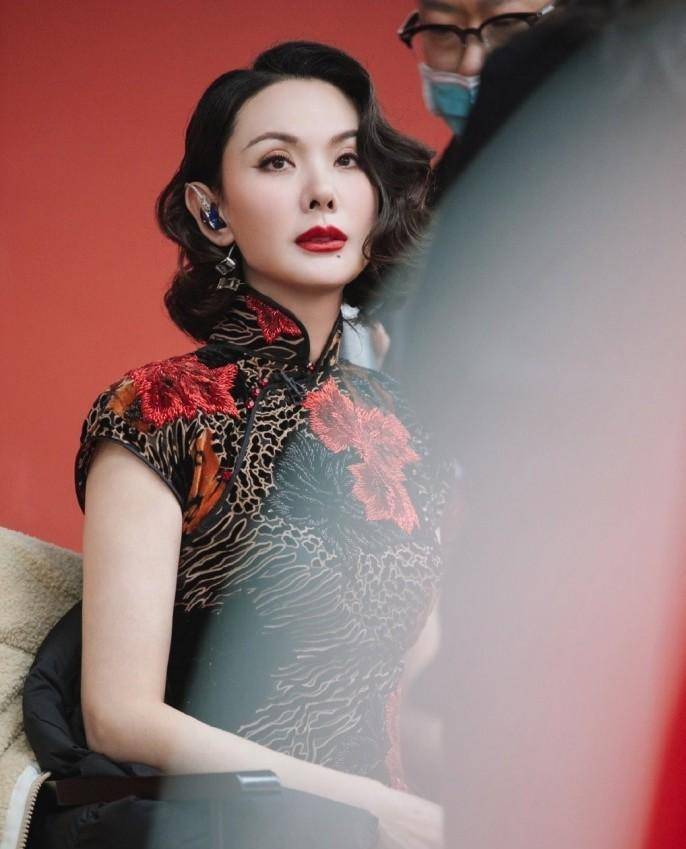 程莉莎穿旗袍身材好绝,和郭晓冬走红毯气质出众,复古女郎_花枝_动作