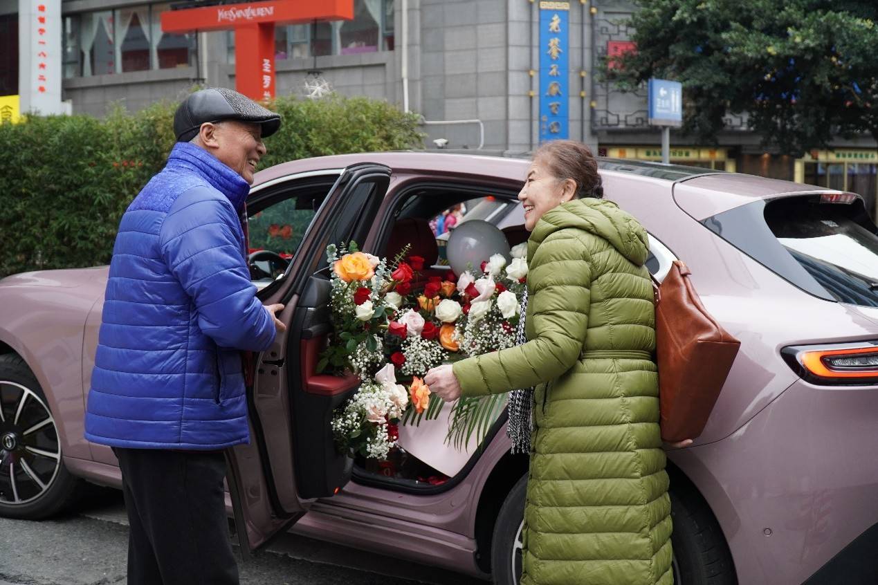 浪漫不分年龄 六旬老人情人节送老伴AITO