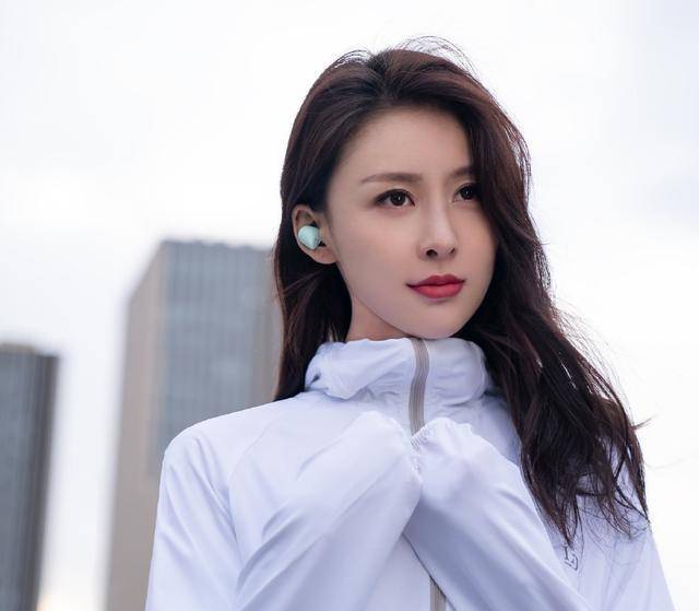 34岁贾青与大叔深夜聚餐,曾和王思聪结梁子_富二代_一手_好友