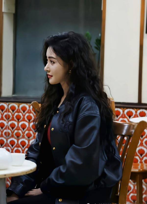 32岁女星张天爱,复古港风惊艳全网,难怪会迷倒万千粉丝!