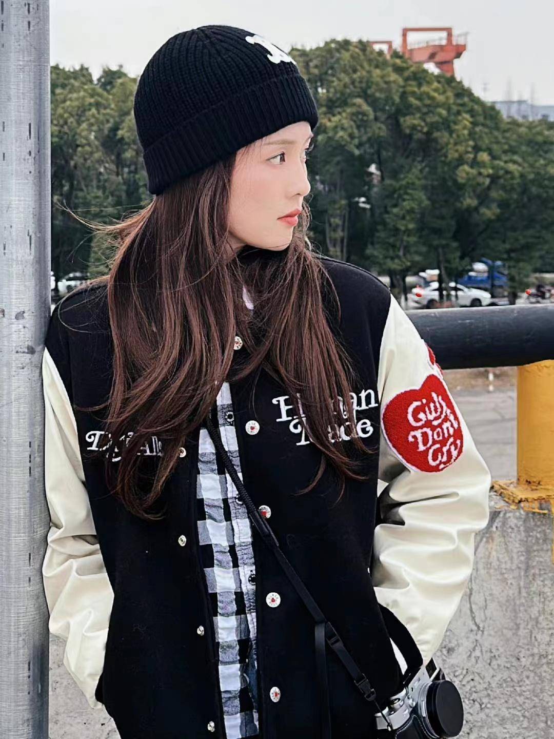白鹿晒下班随拍,穿棒球服内搭格子衫配阔腿牛仔裤,帅气时尚_休闲_丹宁
