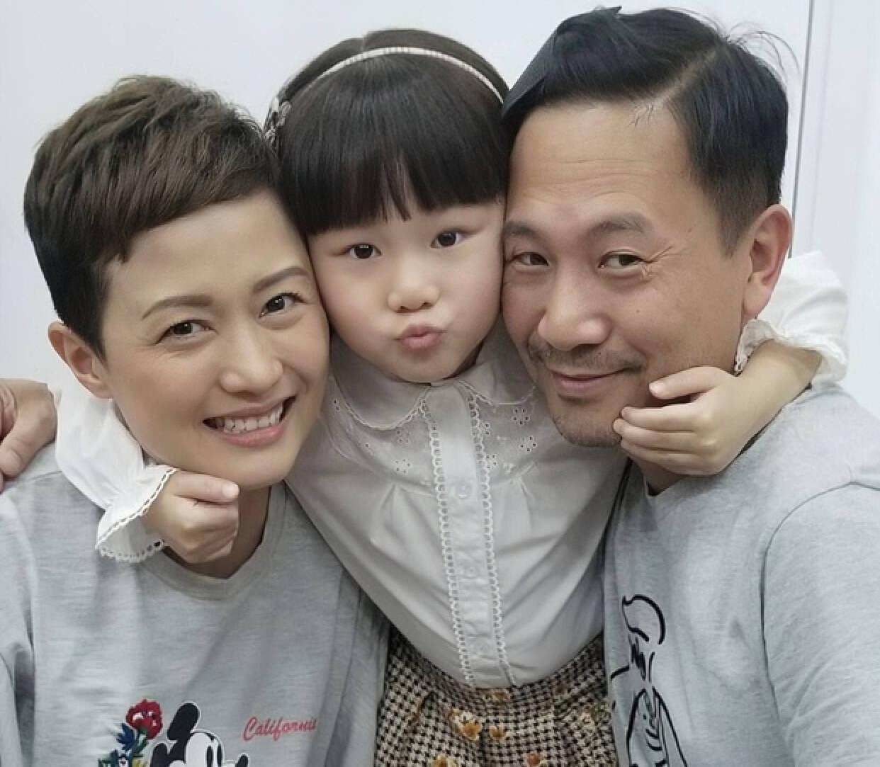 不容易！知名港星时隔数月终于与妻女团聚，去年一家三口移居泰国_搜狐网