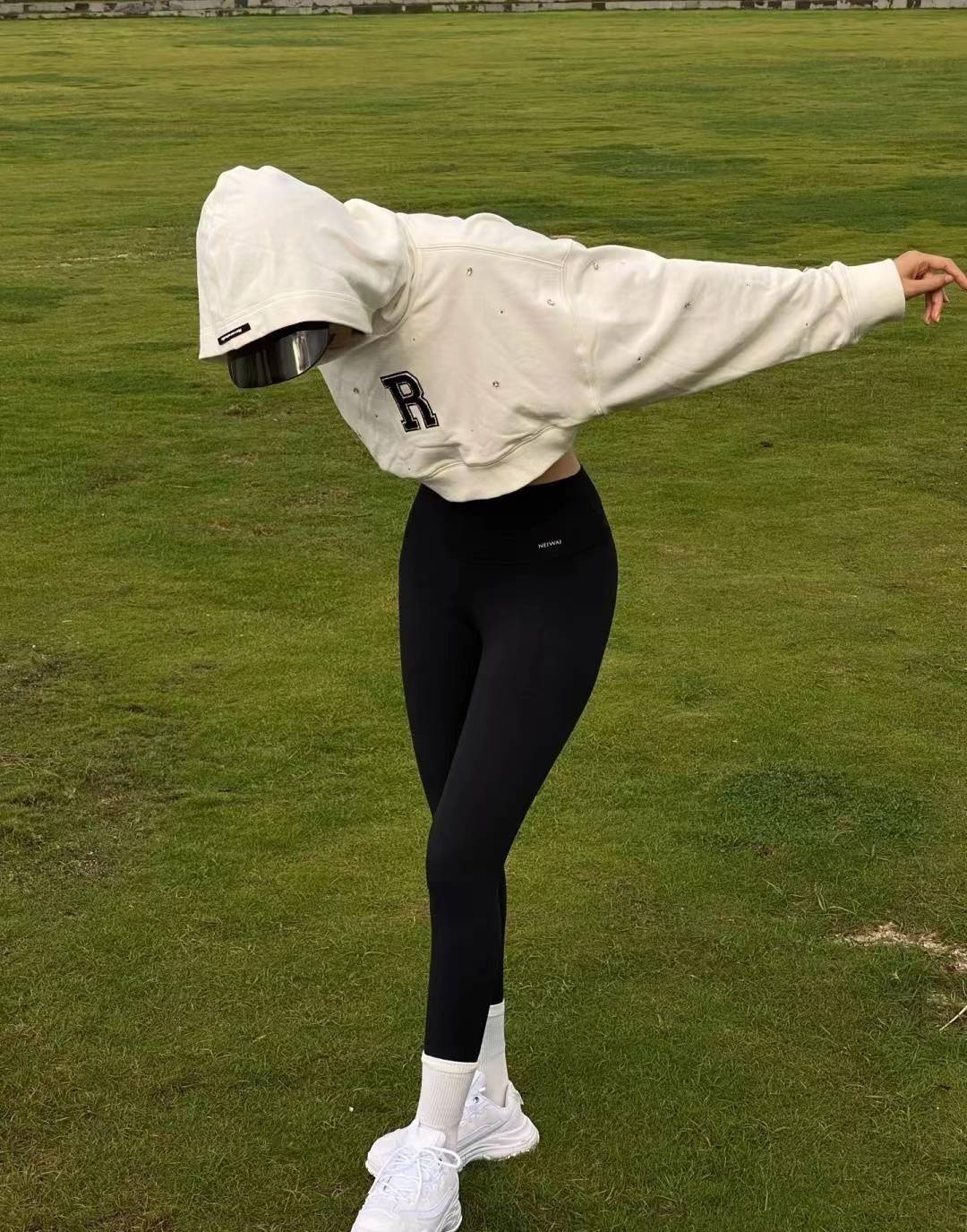 "瑜伽裤 运动鞋"是今年最流行的组合!