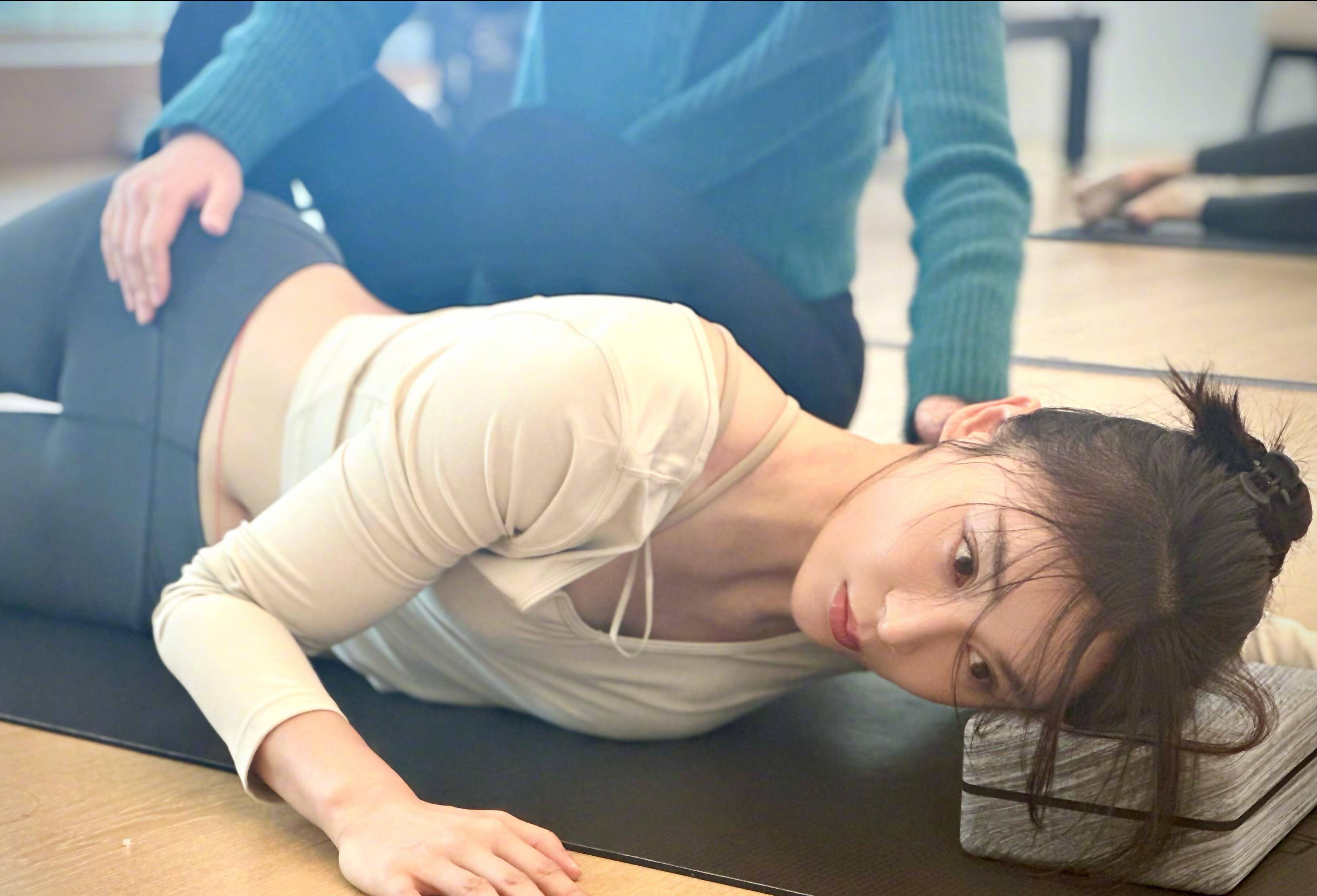 袁姗姗瑜伽照,米白色紧身上衣搭配黑色瑜伽裤,裤裆系着神秘的红绳