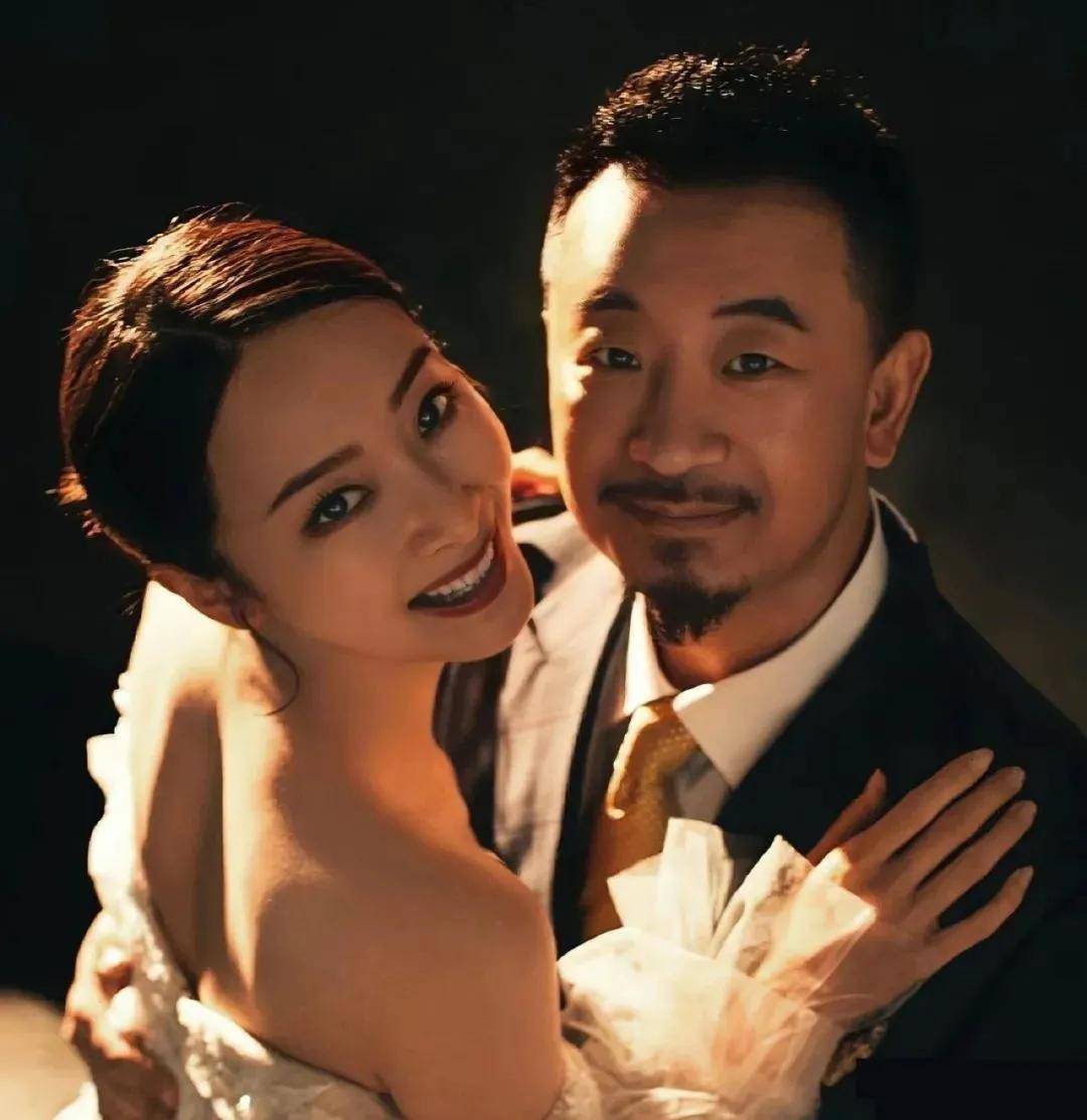 风流8年,黄海波老婆因《狂飙》走红:结婚挣钱养家无怨无悔_扎扎_程程