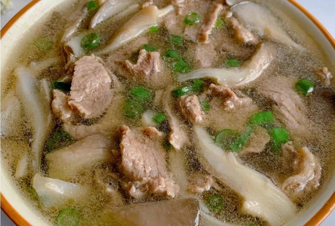 一顿饭:平菇牛肉汤 炝炒酸辣土豆丝_食材_清水_香葱