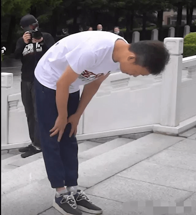 在如此庄严的地方,张译等演员先后虔诚地向烈士们鞠躬致敬,而管虎居然