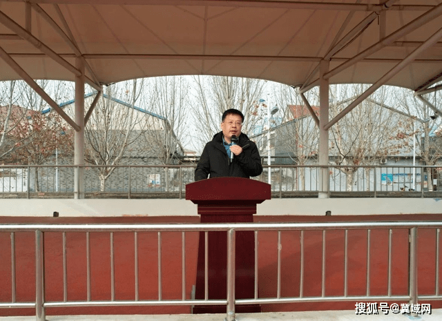 踔厉奋发启新程 笃行不怠向未来——巨鹿二中举行升国旗仪式_全体师生