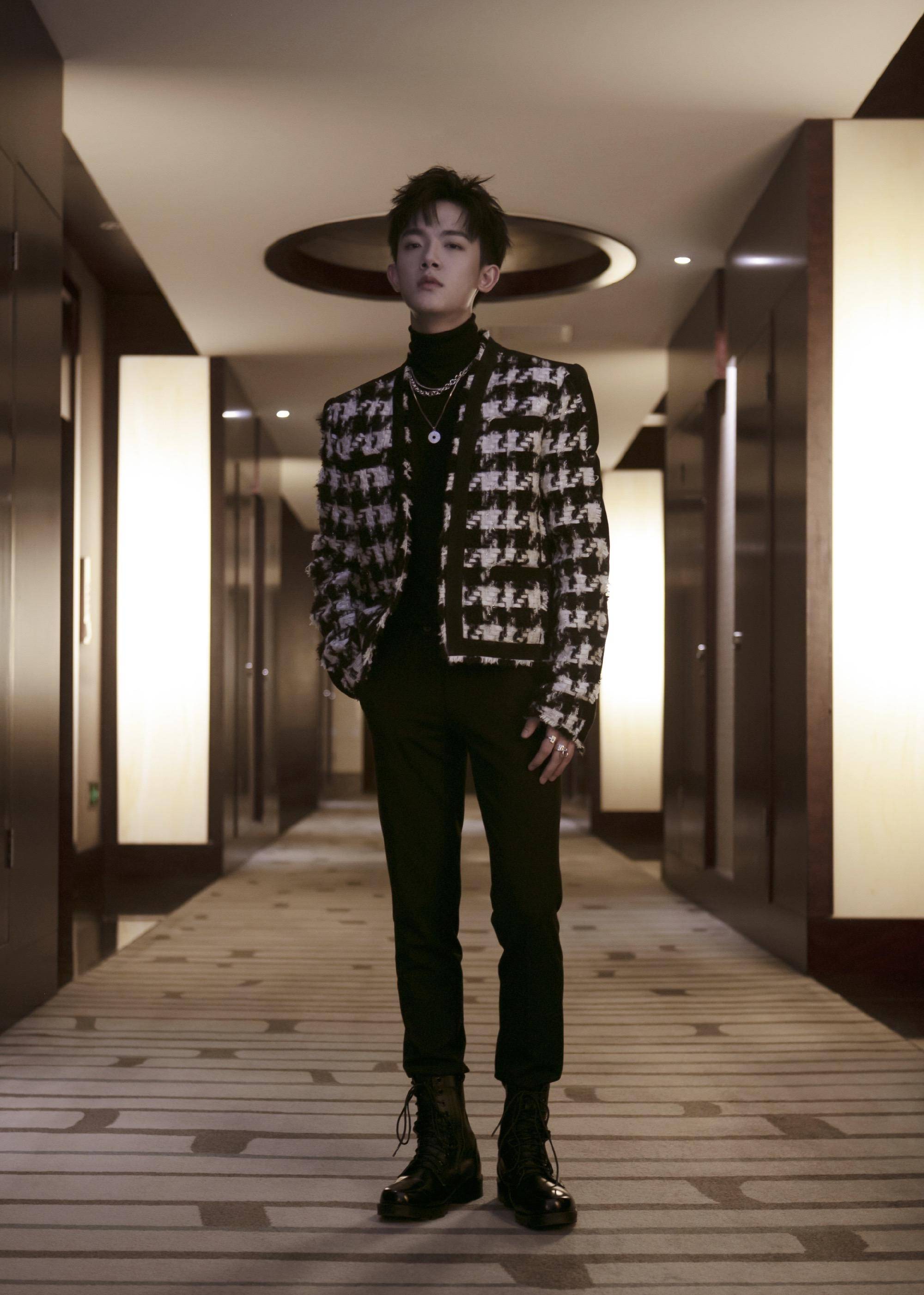 清爽阳光的大男孩-李明德,学习他的穿衣技巧,不做"邋遢男"_卫衣_青春