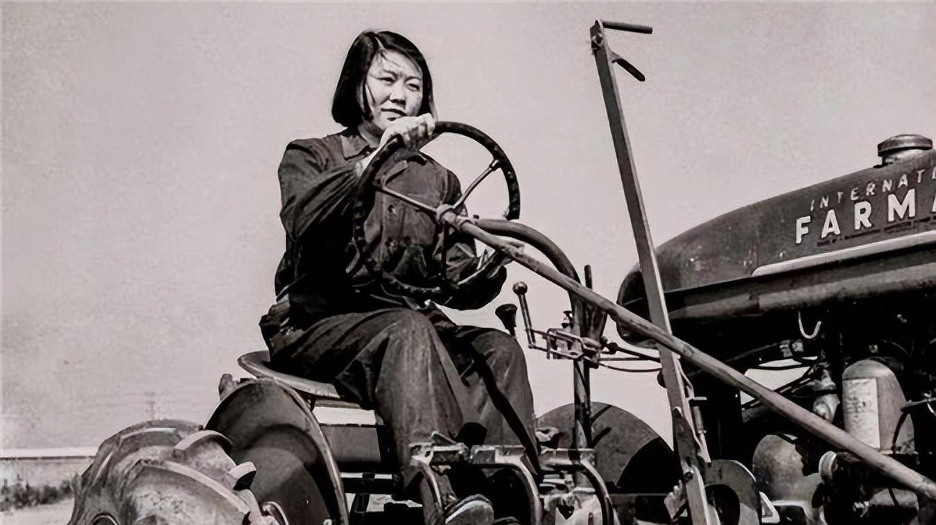 梁军:我国第一位女拖拉机手,勇于挑战命运,被印在旧款1元纸币_生活