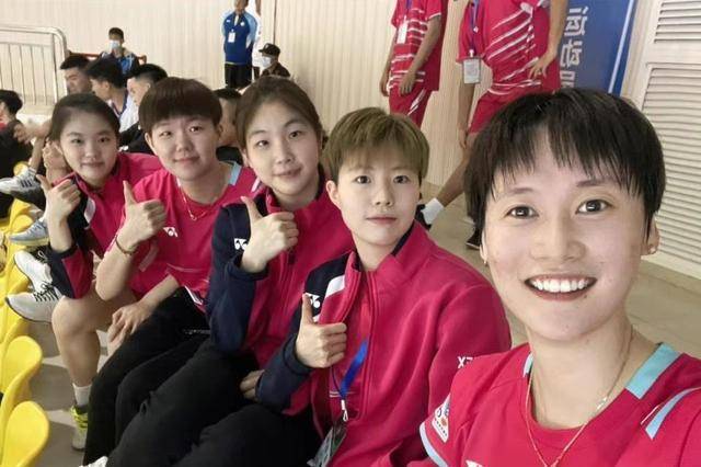 首盘,青岛混双郭欣娃/周欣茹对阵浙江王懿律/吴梦颖.