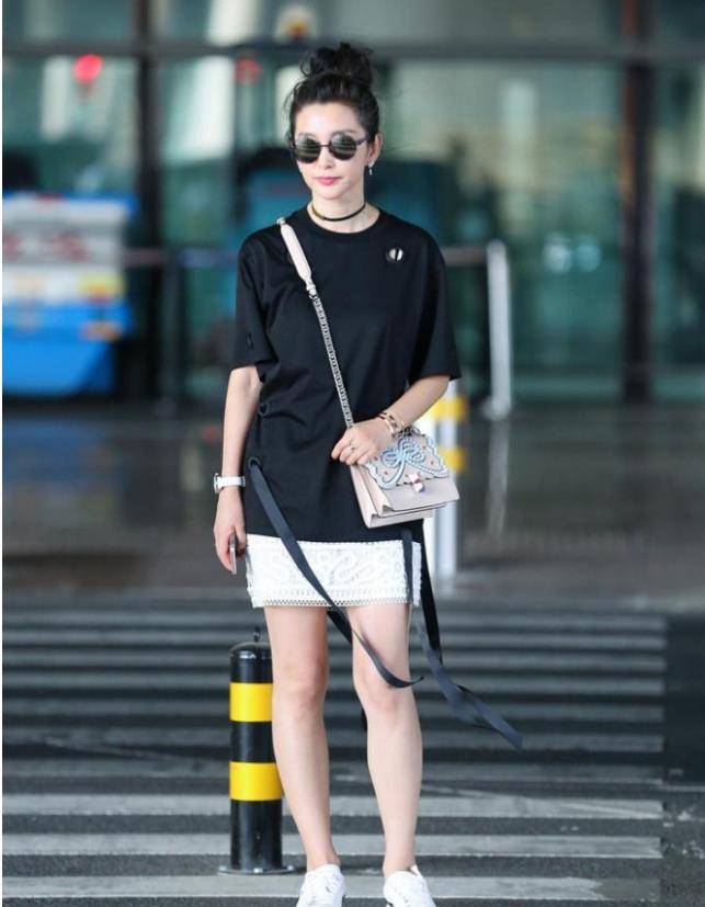 李冰冰机场成功"扮美"!大t恤配健美裤青春减龄,真有47岁?