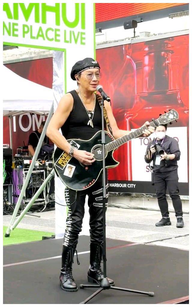 74岁许冠杰街头开演唱会,舞台设施简陋,被网友认为是在赚钱养老