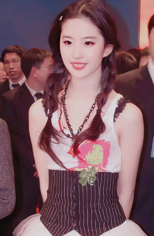 刘亦菲年轻时候太野性!裙不过膝只为秀腿,浓妆后颜值你打几分?