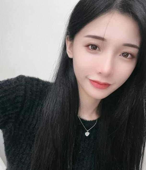 昔日闪亮亮因一张卖红豆饼的照片,被封为红豆饼女神,进而发展为you