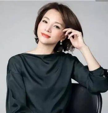 董卿带娃出游,独自推婴儿车累得满头大汗,萌娃小奶音叫外婆超萌_儿子