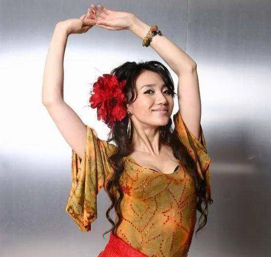 阿朵登上《男人装》3天销量破50万,7年后竟甘心做农妇_工作_时尚_高