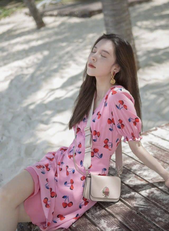 宋妍霏夏日最in穿搭,衣品颜值兼备,不愧是娱乐圈时尚达人