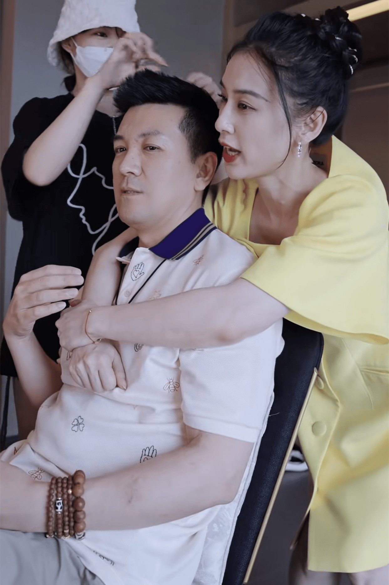 但更有趣的是,黄圣依和杨紫的照片明显被疏远了.