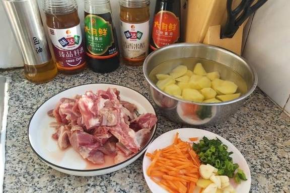 一道家常炖菜，红烧排骨炖土豆，家里人抢着吃(图4)
