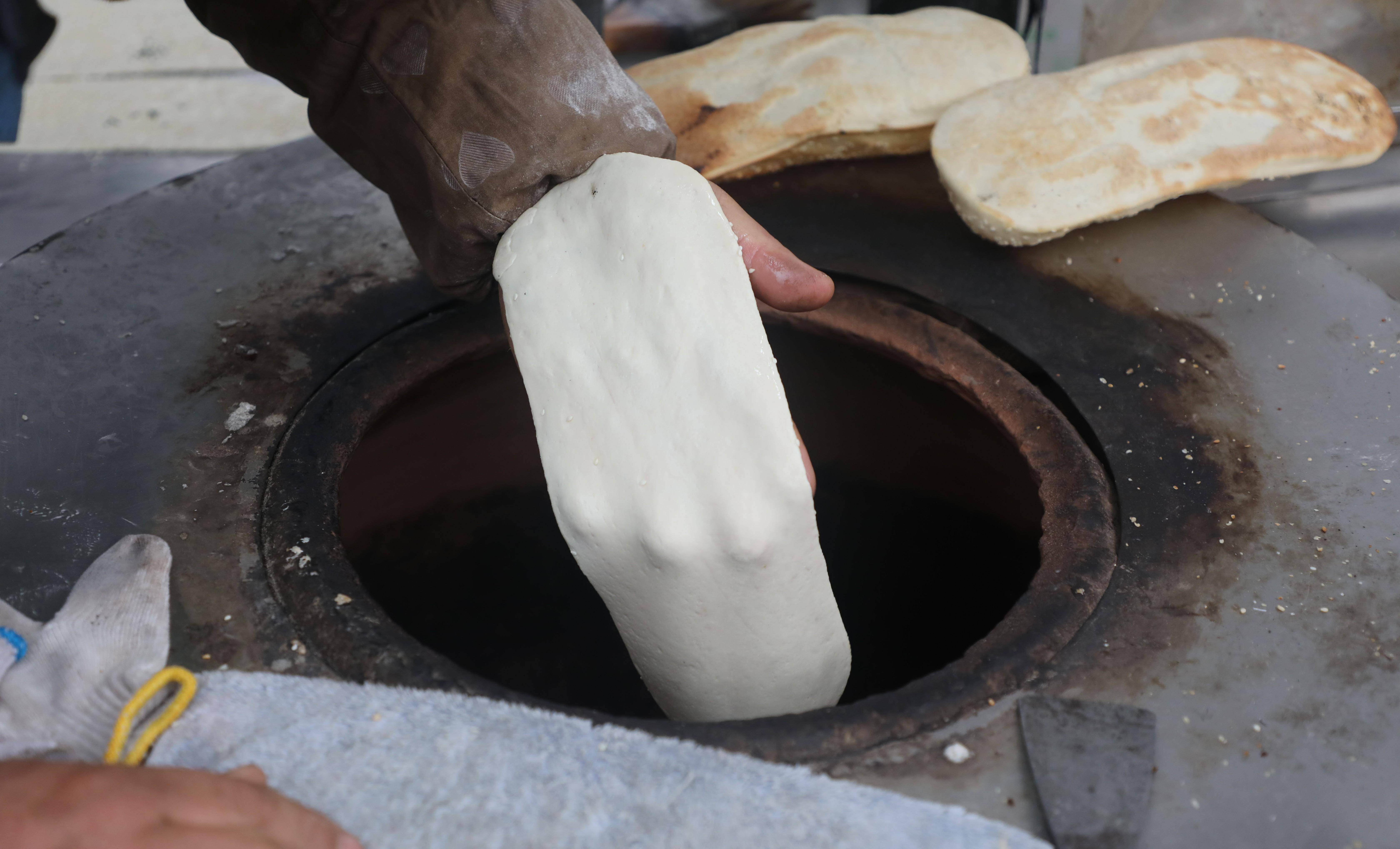 男子集市卖"怪"烧饼形如鞋底,因造型奇特引来众多路人来尝_美食_黄桥