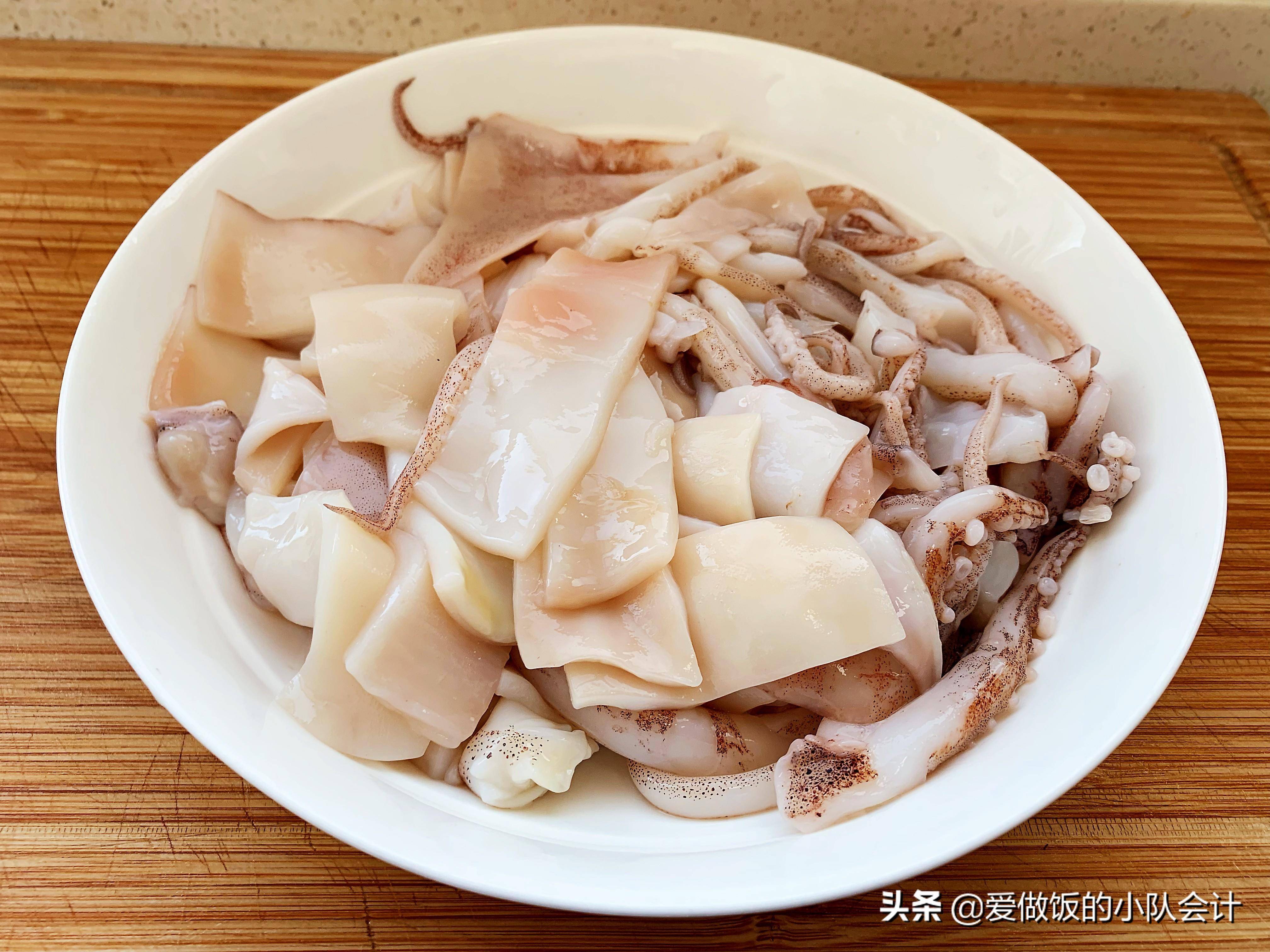 『鱿鱼如何焯水』2,沸水下锅,鱿鱼的表面由于突然受热,会使鱿鱼肉中的