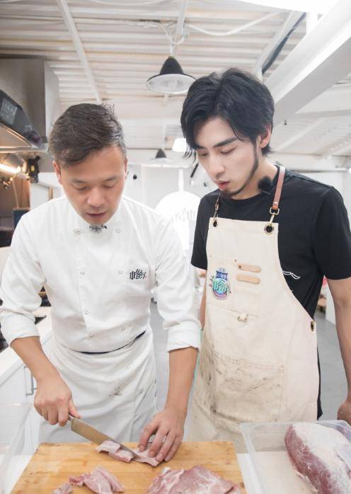 就猜到了,这都是事先安排好的,因为高天鹤现在已经是天天向上中的一员