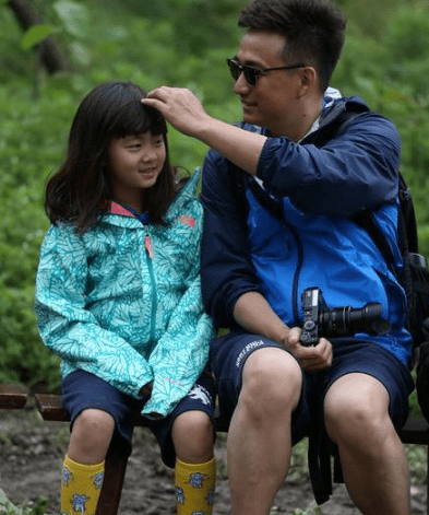 黄磊陪家人过周末,多多遭网暴后躲避镜头,妹妹涂指甲被批早熟