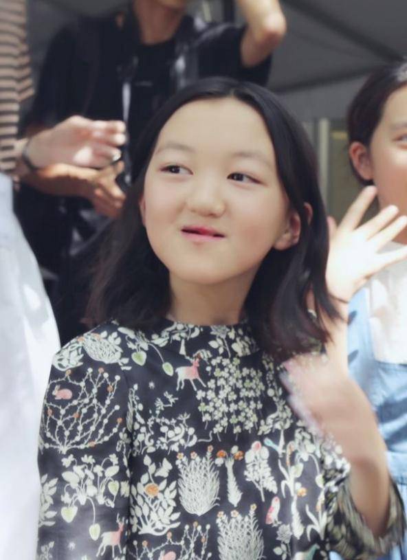 李嫣患有先天性的唇腭裂,俗称兔唇,因此出生后没多久,父母就以她的