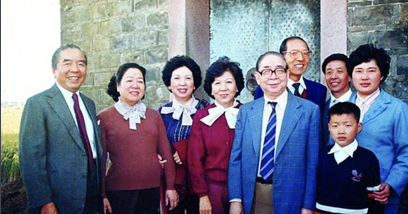 性情像包拯,成船王后,数次向祖国捐巨款_父亲_包兆龙_儿子